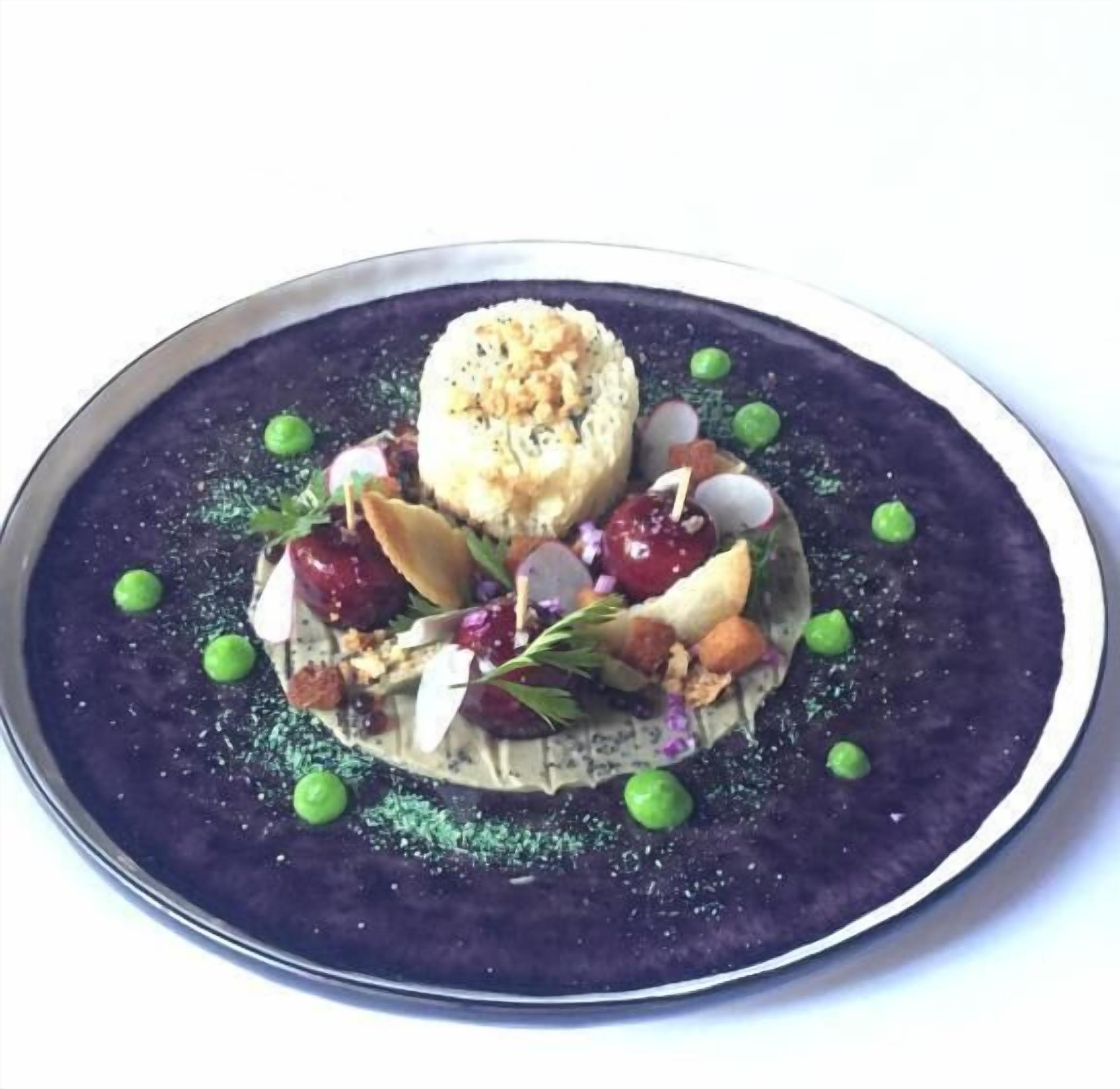 Un postre sobre un plato oscuro con borde blanco.