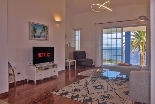 Porto Martins Bay Apartments - Apt B (AL). seaside holiday in bathing area.