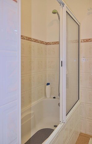 Duschwanne, Haartrockner, Bidet, Handtücher