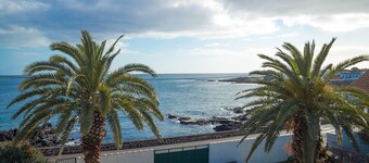 Porto Martins Bay Apartments - Apt B (AL). vacaciones en la playa en la zona de baño.