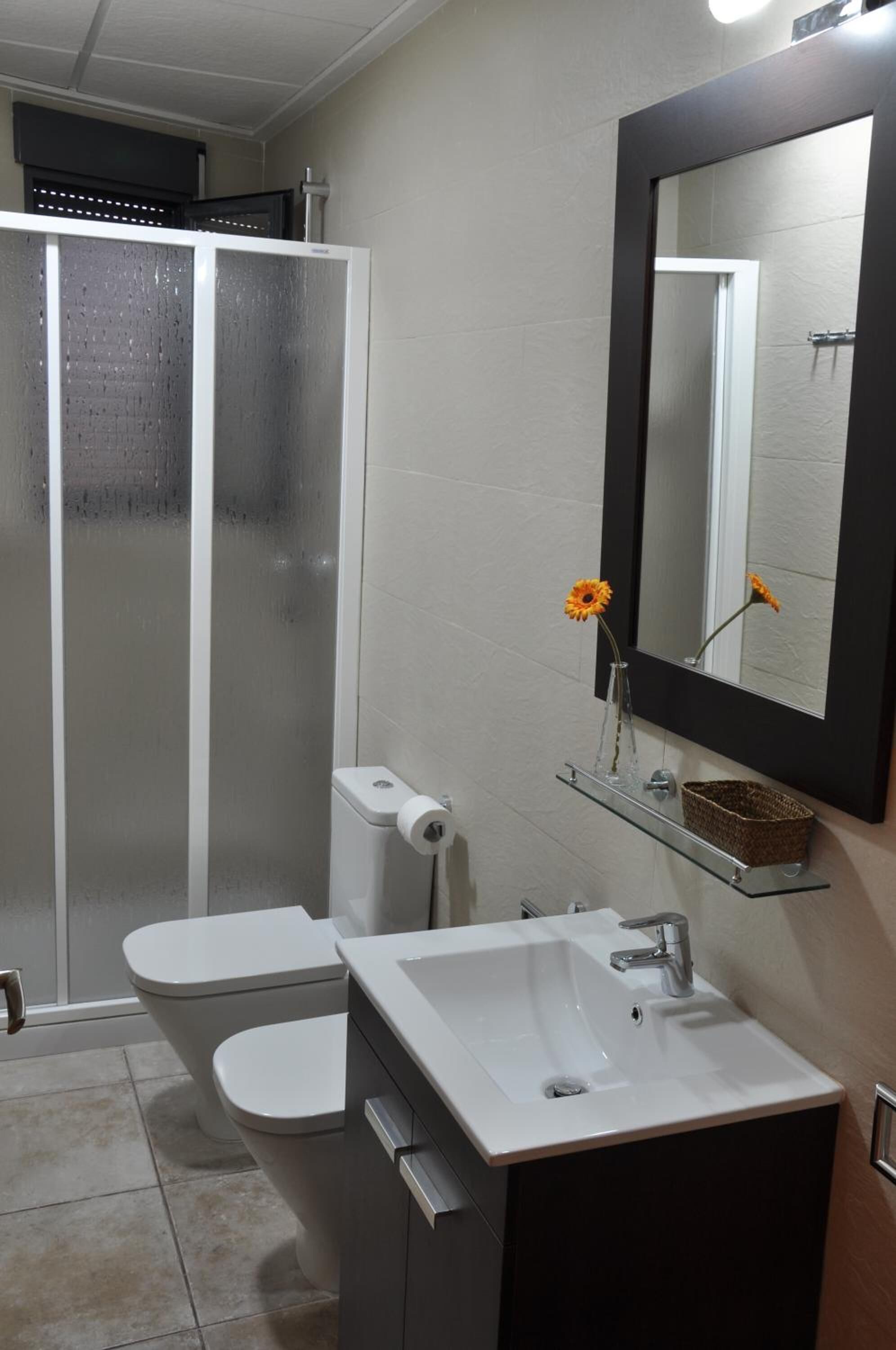 Ducha, artículos de higiene personal gratuitos y secador de pelo