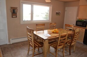 In-room dining - Monster Lake Ranch (Cody)