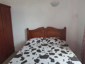 4 bedrooms, in-room safe, iron/ironing board, WiFi