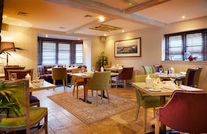 Breakfast, lunch and dinner served - Deddington Arms (Banbury)