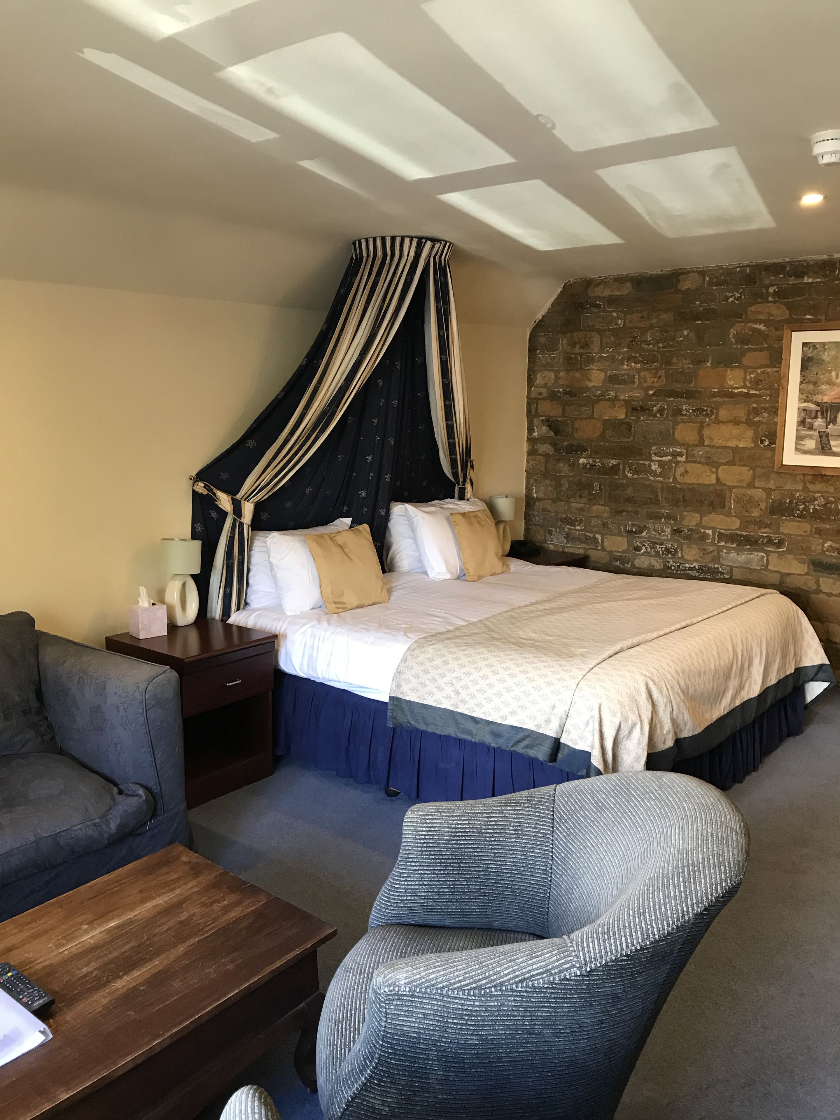 Suite | Desk, iron/ironing board, free WiFi, bed sheets