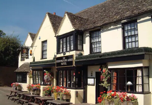Front of property - Deddington Arms (Banbury)