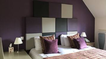 Escritorio, tabla de planchar con plancha, wifi gratis y ropa de cama