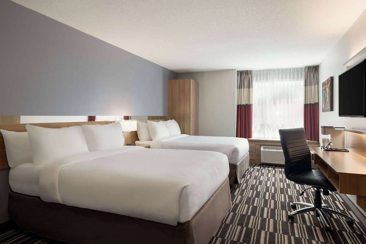Suite Kitchenette, 2 double beds, non-smoking | Desk, blackout curtains, soundproofing, iron/ironing board