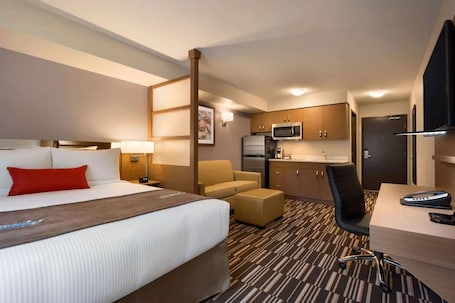 Suite Kitchenette, 1 double bed and 1 sofa bed, non-smoking | Desk, blackout drapes, iron/ironing board, free cribs/infant beds