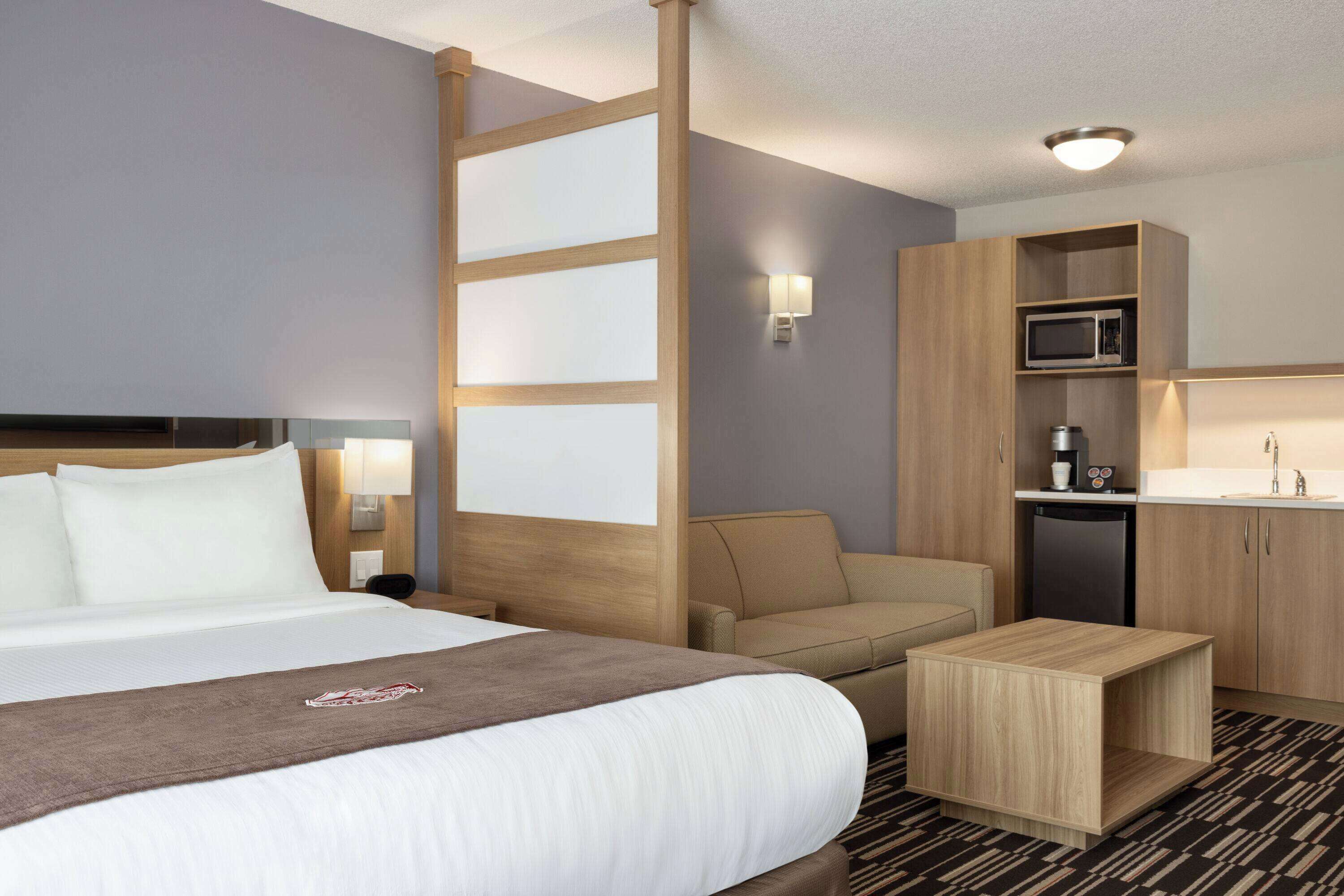 Escritorio, cortinas blackout y tabla de planchar con plancha 