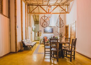 Appartamento Standard | Area soggiorno | TV a schermo piatto 32 pollici con canali via cavo, TV