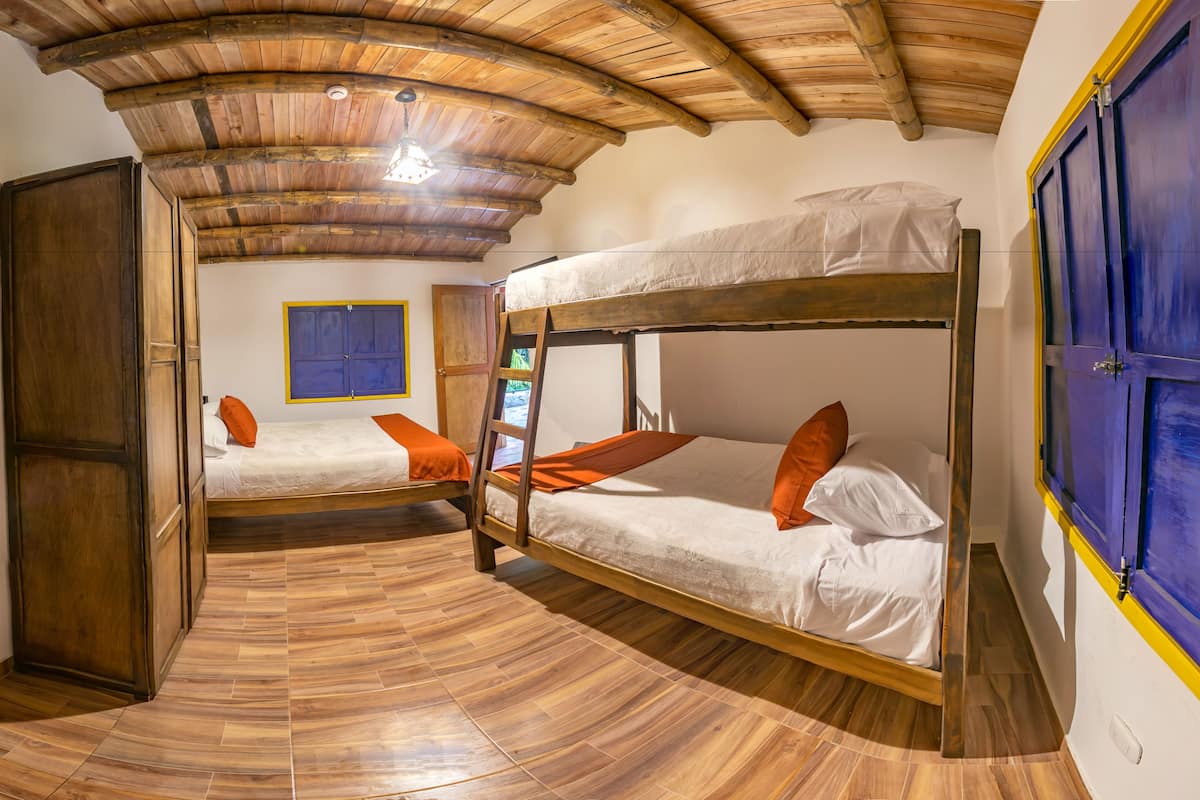 Family Room | In-room safe, WiFi (free), bed sheets