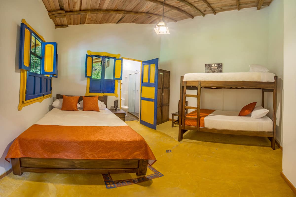 Habitación cuádruple | 2 dormitorios, caja fuerte, wifi gratis y ropa de cama