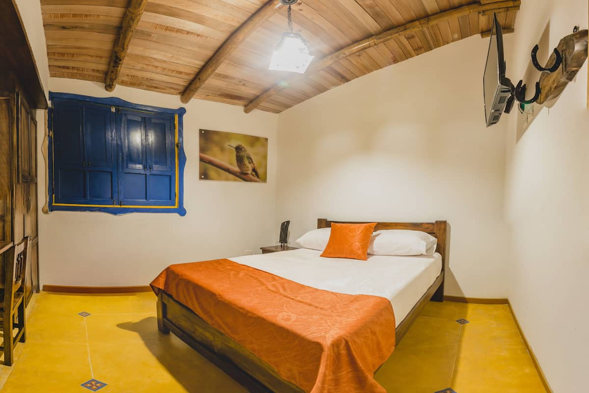 Double Room | In-room safe, WiFi (free), bed sheets
