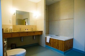 Een bad/douchecombinatie, gratis toiletartikelen, een haardroger