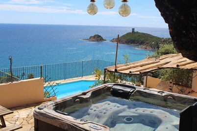 Villa with pool and private Spa facing the sea