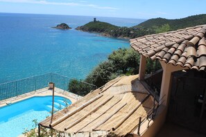 A pool area with a view of the sea, a pergola, and a tiled roof. - Villa with pool and private Spa facing the sea (Conca)