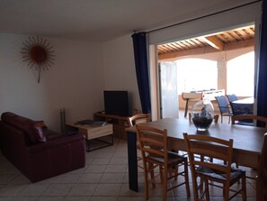 Smart-TV, DVD-Player, Tischfußball, Bücher