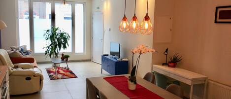 تناول الطعام داخل الغرفة