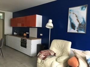 Exklusivt dubbelrum för 1 person - 1 queensize-säng - kök - utsikt mot trädgården | Eget kök | Stort kylskåp, mikrovågsugn, ugn och spishäll