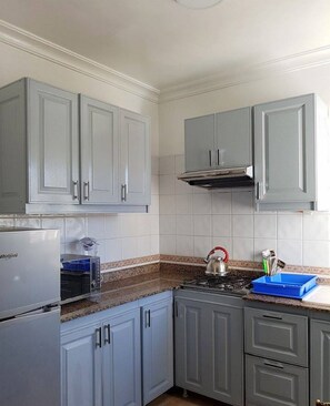 Departamento | Cocina privada | Refrigerador, microondas, horno y parrilla de estufa