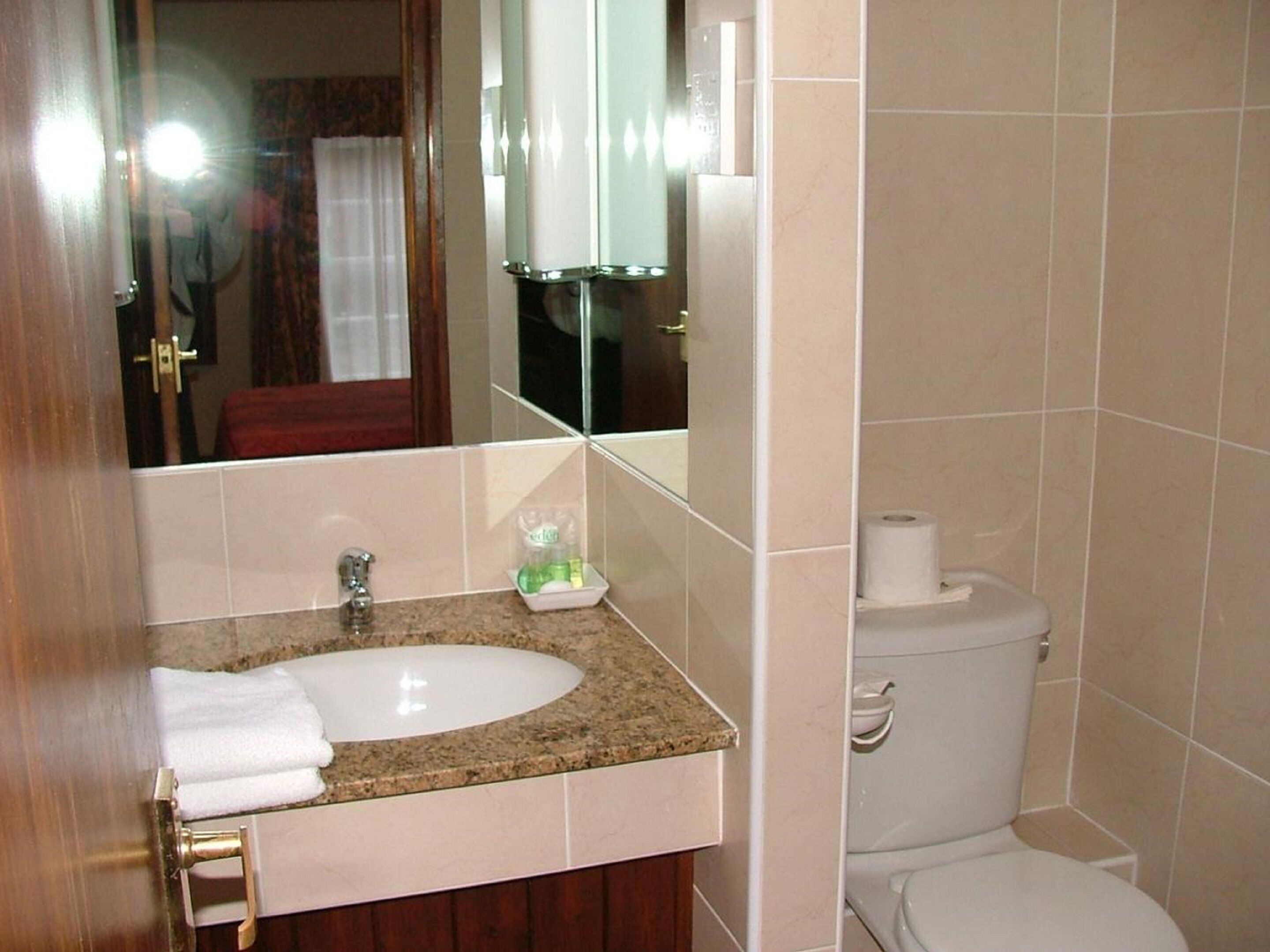 combined shower/bathtub, deep-soaking bathtub, free toiletries