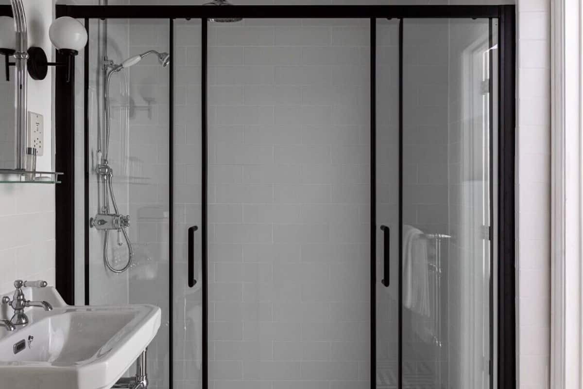 double room, 1 double bed | bathroom | combined shower/bathtub, deep-soaking bathtub, free toiletries