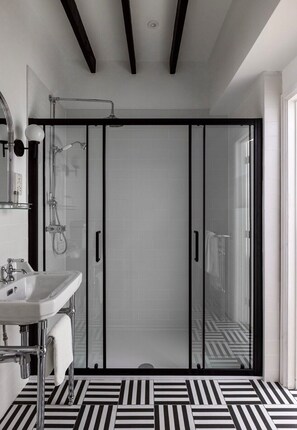 Combined shower/bathtub, deep-soaking bathtub, free toiletries - White Hart Hotel (Wallingford)