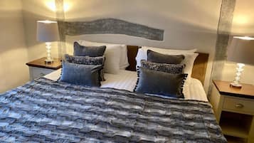 Twin Room | Egyptian cotton sheets, desk, cribs/infant beds, rollaway beds