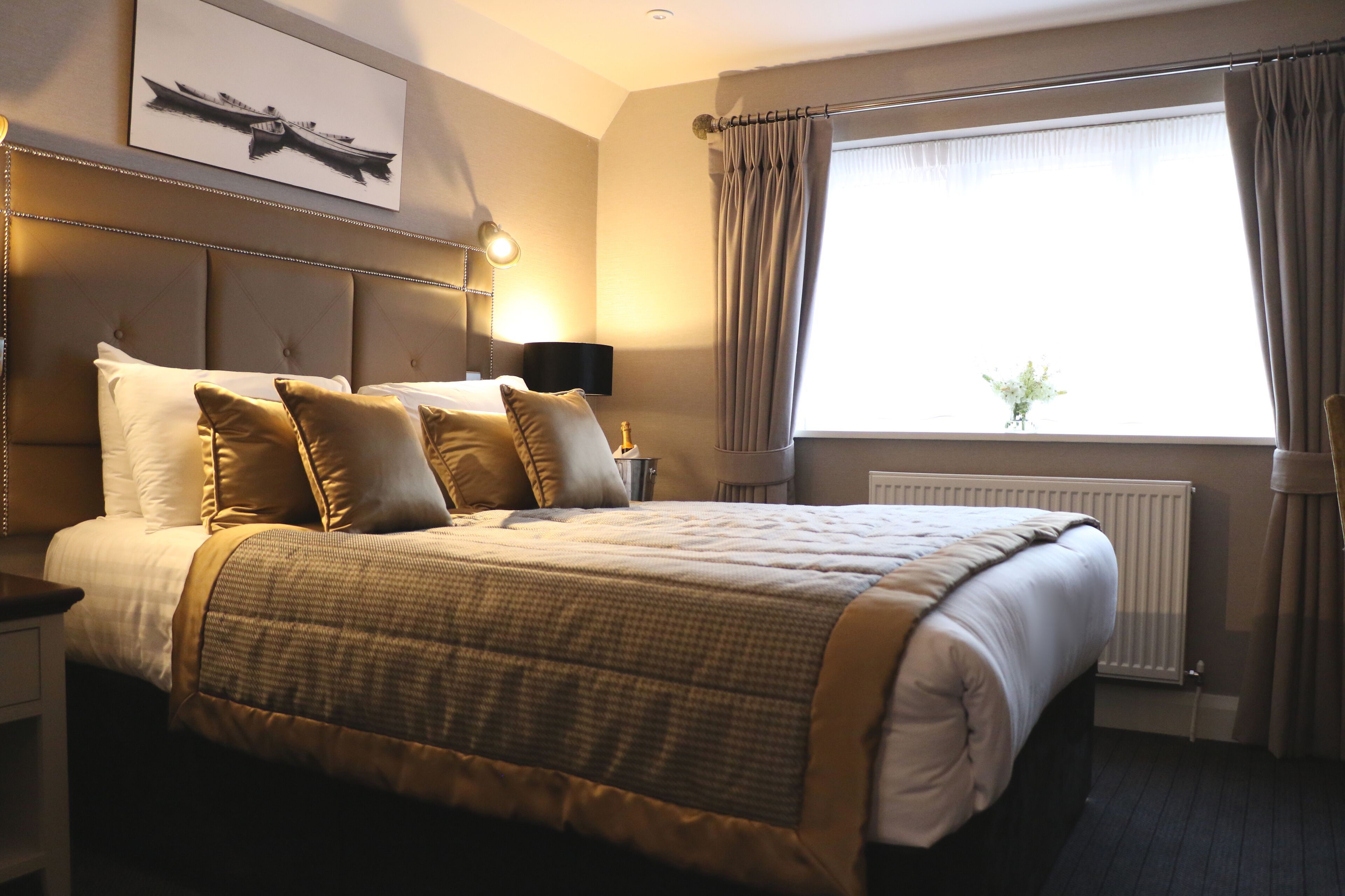 suite | egyptian cotton sheets, desk, cots/infant beds, rollaway beds