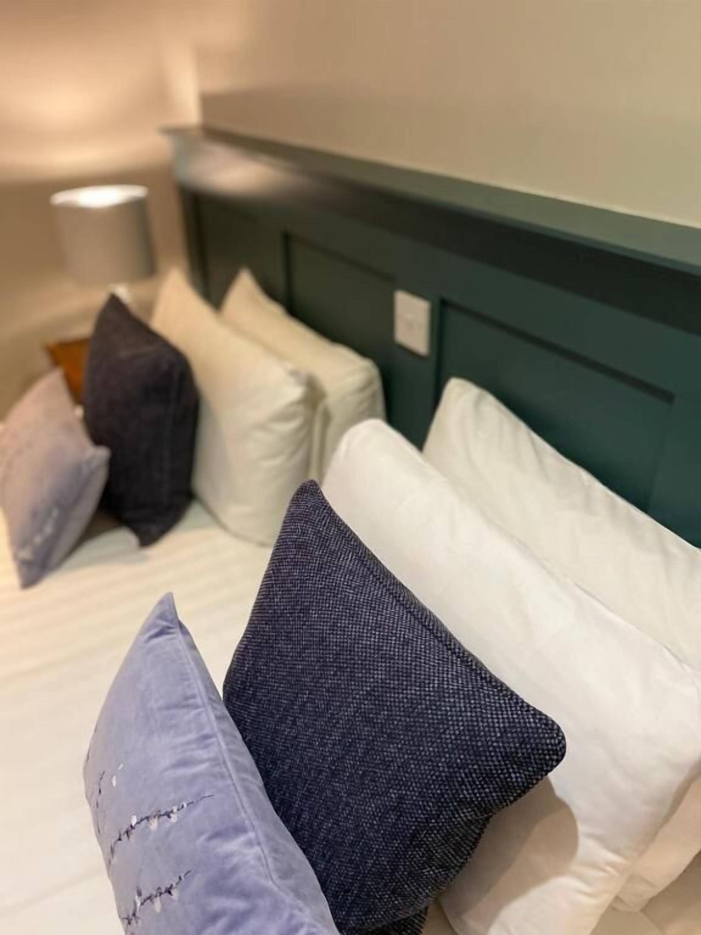 twin room | egyptian cotton sheets, desk, cots/infant beds, rollaway beds