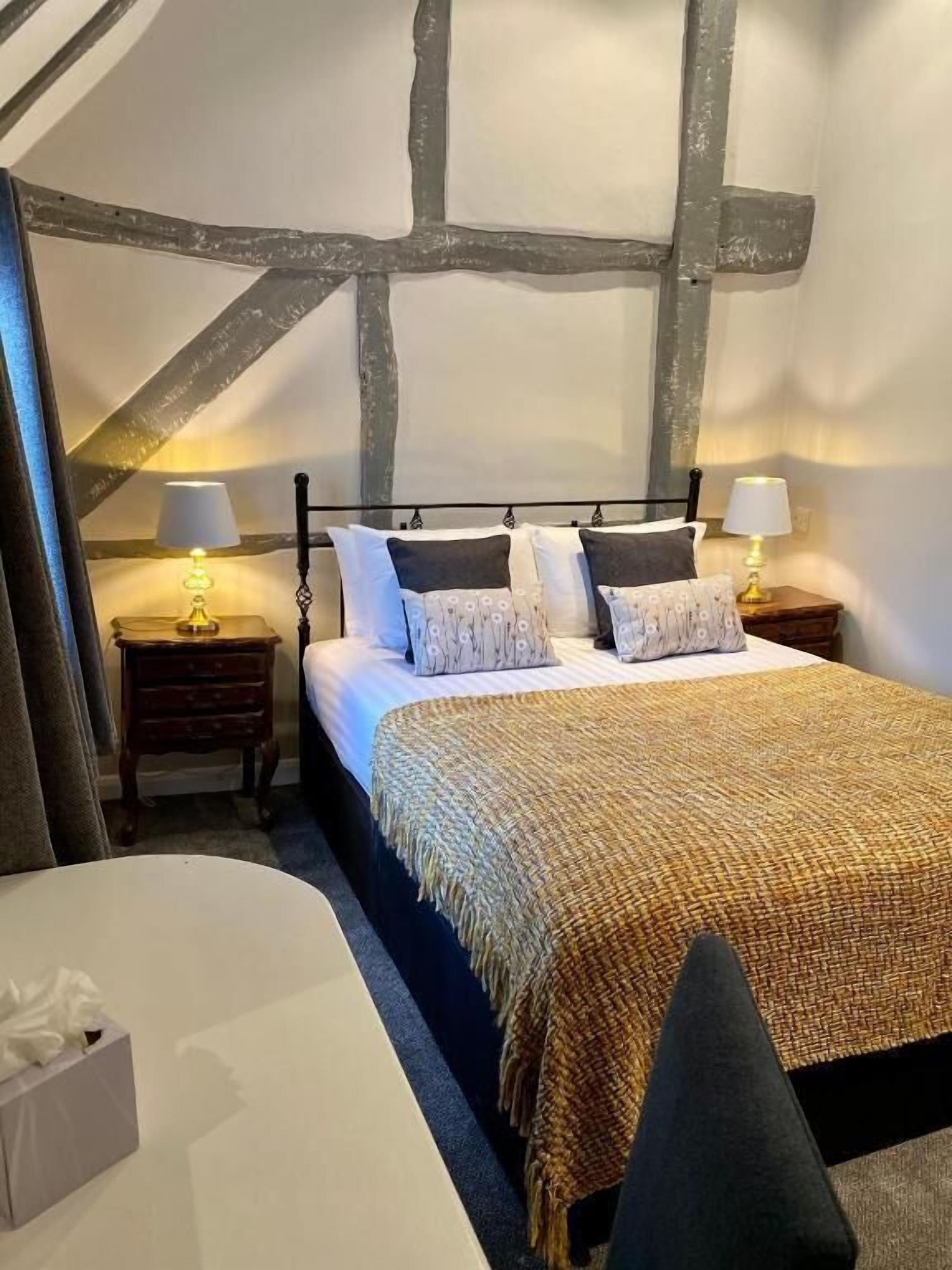 double room, 1 double bed | egyptian cotton sheets, desk, cots/infant beds, rollaway beds