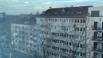 Un edificio residencial de varios pisos con techo plano y múltiples ventanas.