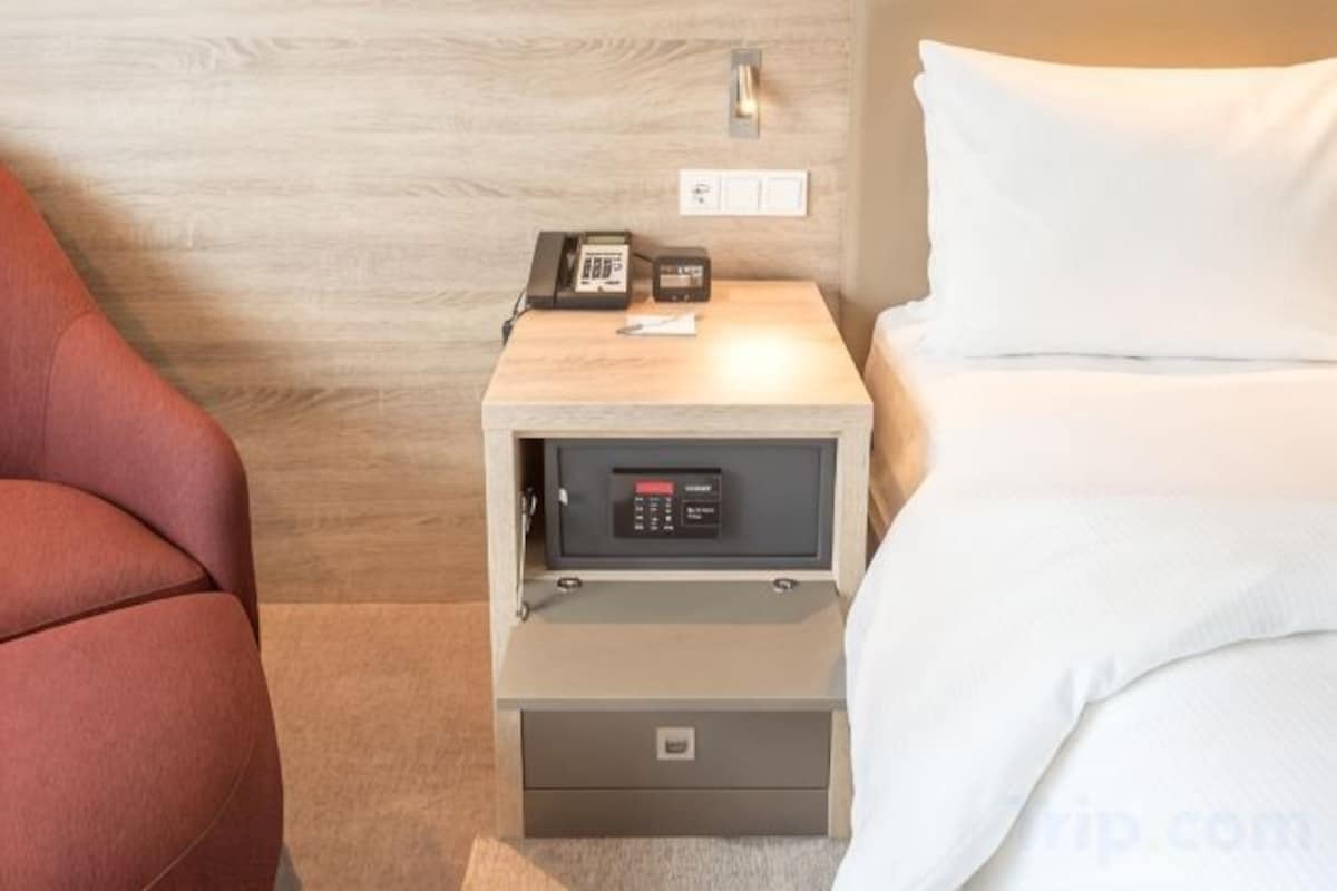 1 bedroom, in-room safe, desk, blackout drapes
