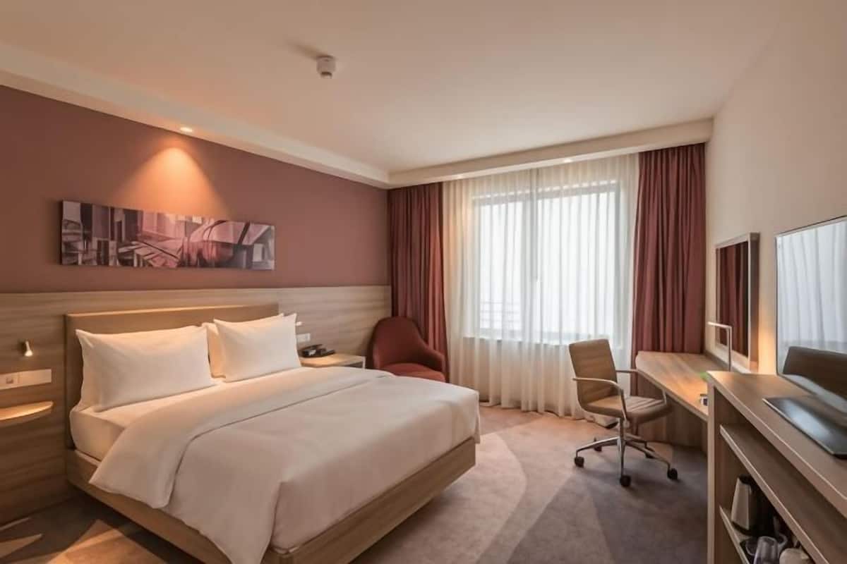 1 bedroom, in-room safe, desk, blackout curtains