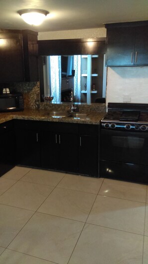 House | Private kitchen | Full-size fridge, microwave, oven, stovetop - Modern vacational home close to Costco and Walmart (Ensenada)