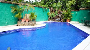 Una piscina al aire libre