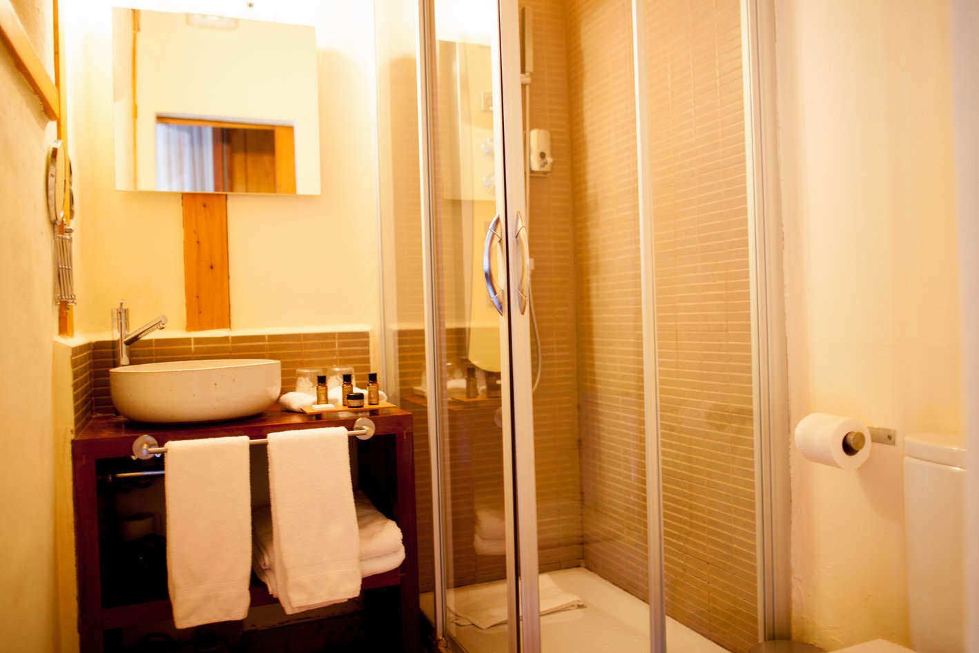 Ein Badezimmer mit Waschbecken, Spiegel und Dusche.