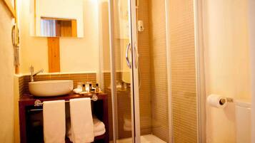Ein Badezimmer mit Waschbecken, Spiegel und Dusche.