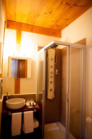 Dusche, Designer-Toilettenartikel, Haartrockner, Bademäntel