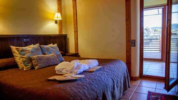Habitación doble, balcón, vistas a la montaña | Escritorio, cortinas opacas, cunas (de pago) y camas supletorias