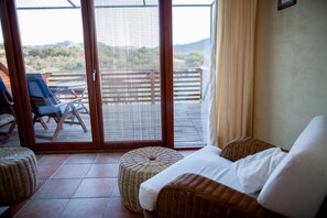 Escritorio, cortinas blackout, cunas y camas plegables/adicionales 