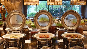 Daily buffet breakfast (CNY 108 per person)