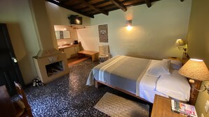 Una habitación acogedora con cama, escritorio, silla y televisor.