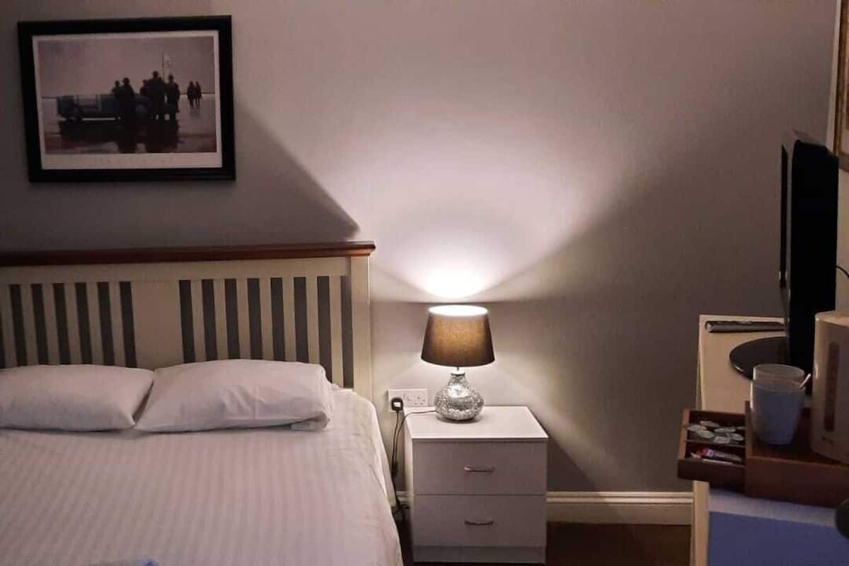 Iron/ironing board, free WiFi, bed sheets