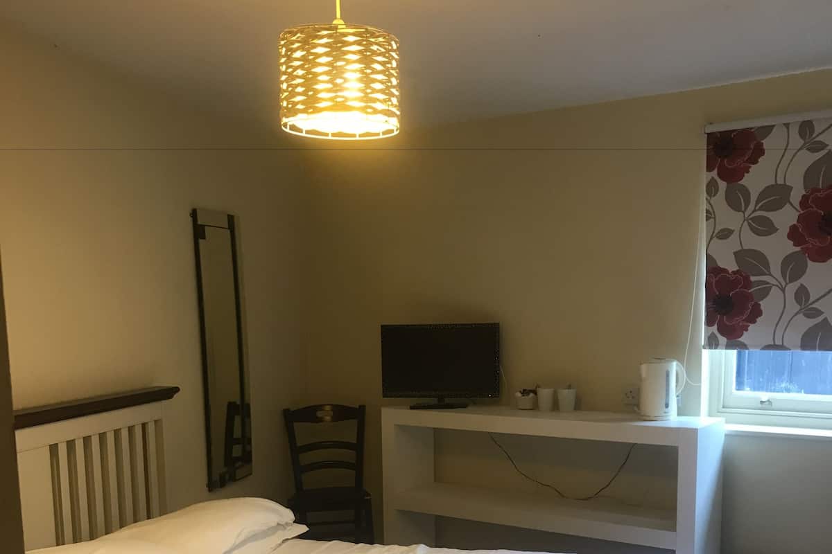 Double Room | Iron/ironing board, free WiFi, bed sheets