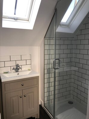 Free toiletries, hair dryer, towels - The Dorrington (Halstead)