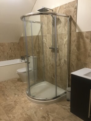 Habitación familiar (2 Adults + 2 Children) | Baño | Artículos de higiene personal gratuitos, secador de pelo y toallas