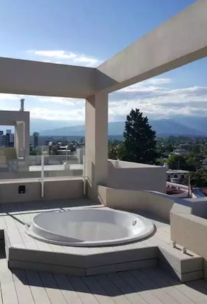 Outdoor spa tub - Reyes Apartment (Salta)