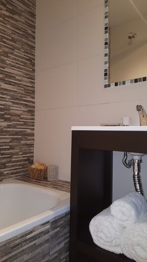 Comfort Apartment, 2 Bedrooms | Bathroom | Shower, free toiletries, hair dryer, towels - Santa Fe Apartment (Salta)